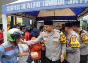 Kapolres Kediri Pimpin Pembagian Takjil Gratis, Warga: Polisi Semakin Dekat dengan Masyarakat