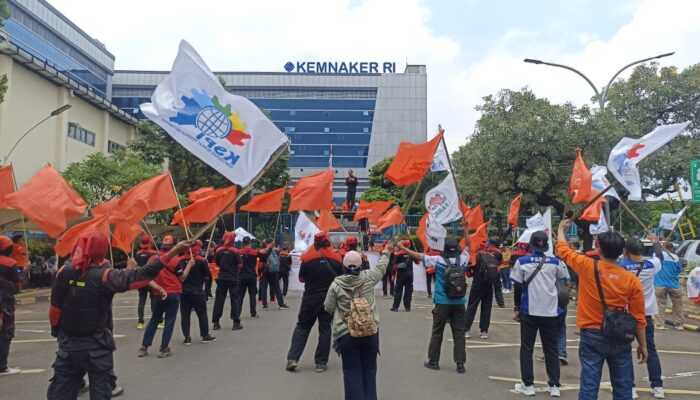 Ratusan Buruh Geruduk Kemenaker, Tuntut Hak Korban PHK Sritex dan Tolak Gelombang PHK Massal
