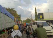 Kecelakaan di Depan Mapolsek Balen: Truk Buah vs Minibus Lalu Lintas Macet