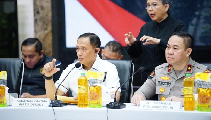 Satgas Pangan Polda Jatim Bongkar Kecurangan Minyak Goreng di Pasar Wonokromo
