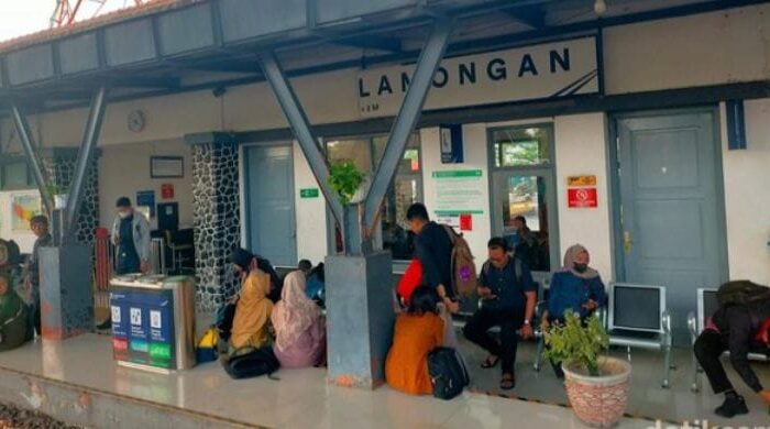 Jadwal Kereta Api Terlambat Akibat Truk Terguling di Perlintasan Dekat Terminal Bus Lamongan