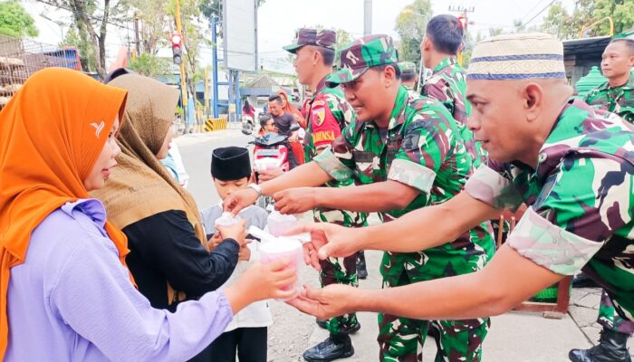 Babinsa Bojonegoro Tebar Ribuan Takjil di Tiga Titik Lokasi