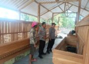 Kapolsek Dander Mengunjungi Peternak Kambing di Desa Sumberagung Dander