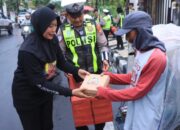 Bojonegoro Siaga Mudik Aman, Sambil Berbagi Takjil, Polisi Perkenalkan Hotline 110