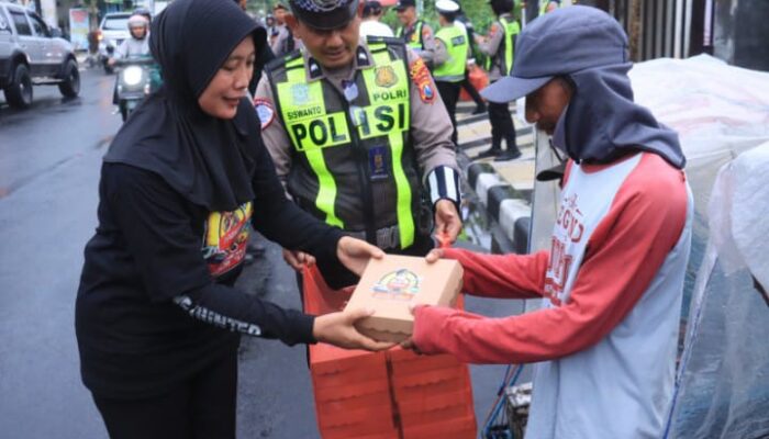 Bojonegoro Siaga Mudik Aman, Sambil Berbagi Takjil, Polisi Perkenalkan Hotline 110