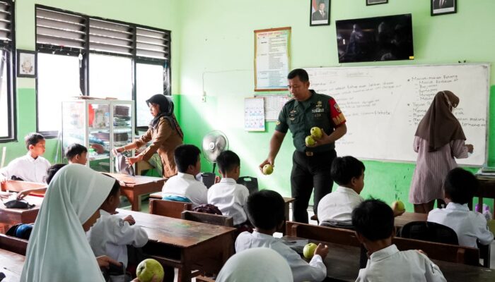 Berkah Ramadan: Babinsa Kodim Bojonegoro Kawal Ribuan Paket Makanan Bergizi untuk Anak-Anak