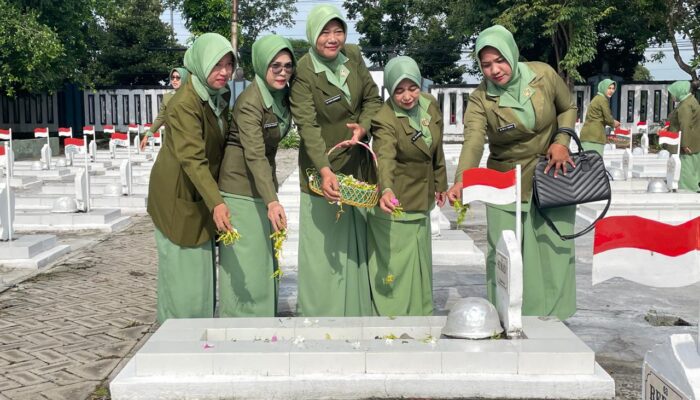 Kenang Jasa Pahlawan, Persit Lamongan Tabur Bunga di TMP Kusuma Negara
