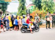 Sore Penuh Berkah, Koramil Kasiman Bagi-Bagi Takjil di Jalanan