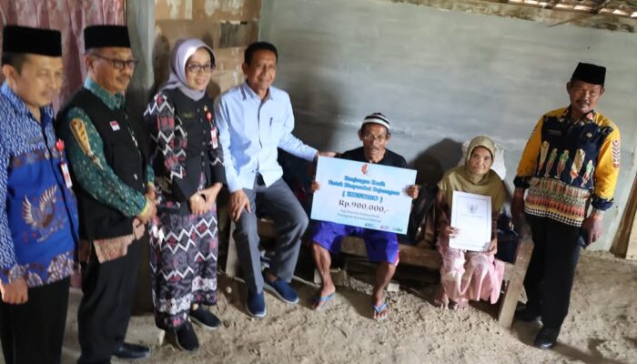 Bupati Bojonegoro Salurkan Bantuan Sosial Tunai untuk Kelompok Rentan