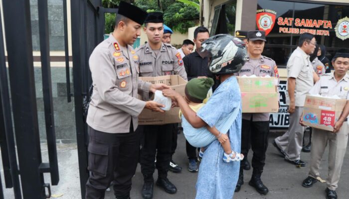 Berbagi Kebahagiaan Ramadhan, Kapolres Kediri Kota Tebar Takjil Gratis
