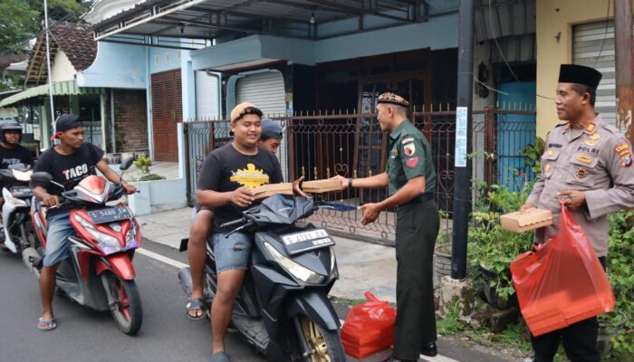 Berbagi Takjil, Kodim dan Polres Bojonegoro Tebar Kebaikan