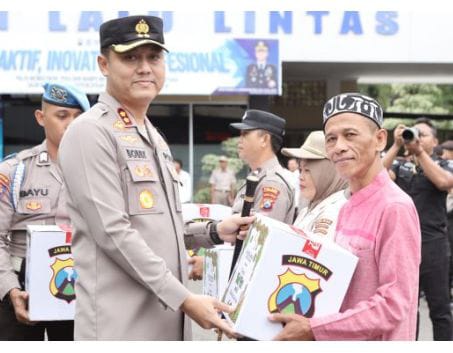 Kapolres Lamongan Beri Bingkisan ke Tokoh Agama dan Insan Media