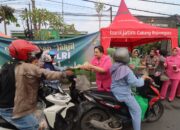 Bhayangkari dan Persit Bojonegoro Tebar Kebaikan dengan Bagi-Bagi Takjil