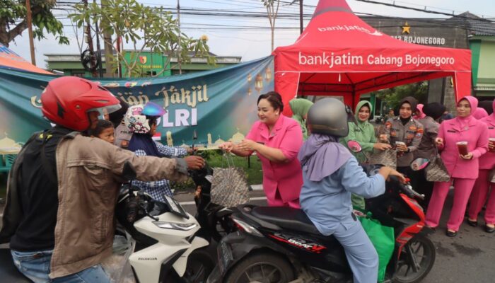 Bhayangkari dan Persit Bojonegoro Tebar Kebaikan dengan Bagi-Bagi Takjil