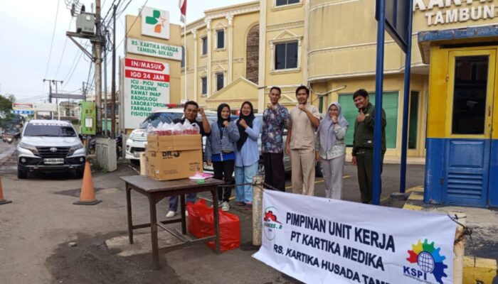 PUK SP FARKES R-KSPI RS Kartika Husada Tambun Berbagi Takjil kepada Masyarakat