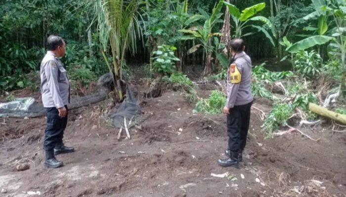 Antisipasi Banjir Susulan: Kapolsek Plosoklaten Tinjau ke Lokasi