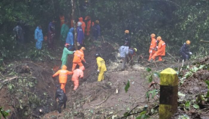 Gotong Royong Polisi, TNI, dan BPBD Tangani Longsor di Pacet Mojokerto