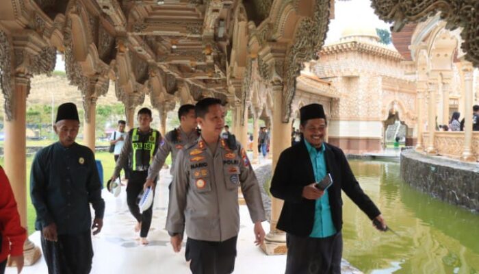 Libur Lebaran Aman dan Nyaman: Polisi Bojonegoro Beri Keamanan Wisata Religi di Masjid Margomulyo