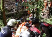 Proses Evakuasi Korban Longsor di Pacet Mojokerto