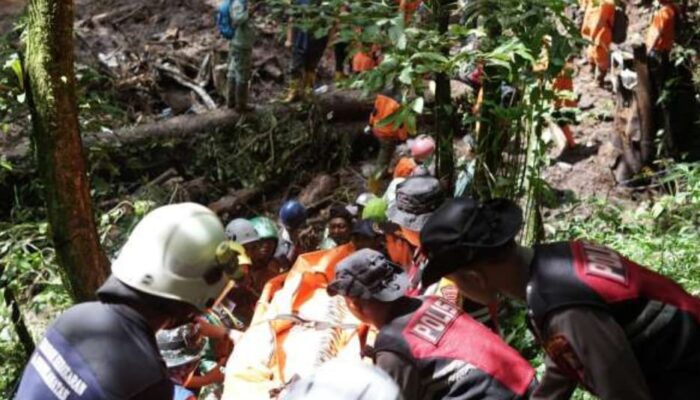 Proses Evakuasi Korban Longsor di Pacet Mojokerto