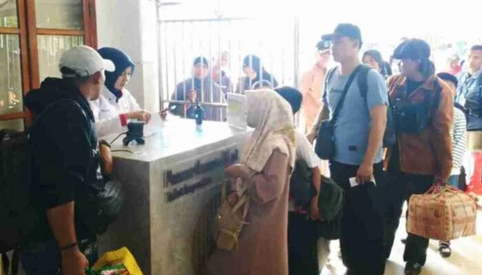 Arus Balik Lebaran, Penumpang Padati Stasiun Lamongan 