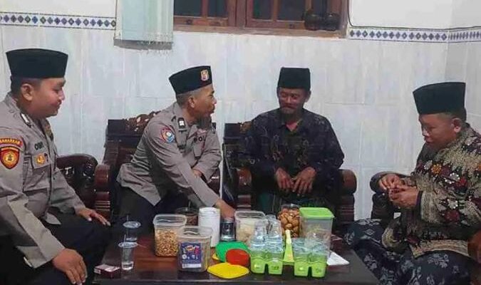 Sinergi Erat Ulama dan Polisi di Solokuro: Jaga Kamtibmas dengan Silaturahmi dan Patroli