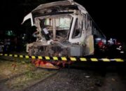 Tragedi di Gresik: Kereta Api Jenggala Tabrak Truk Kayu, Masinis Tewas
