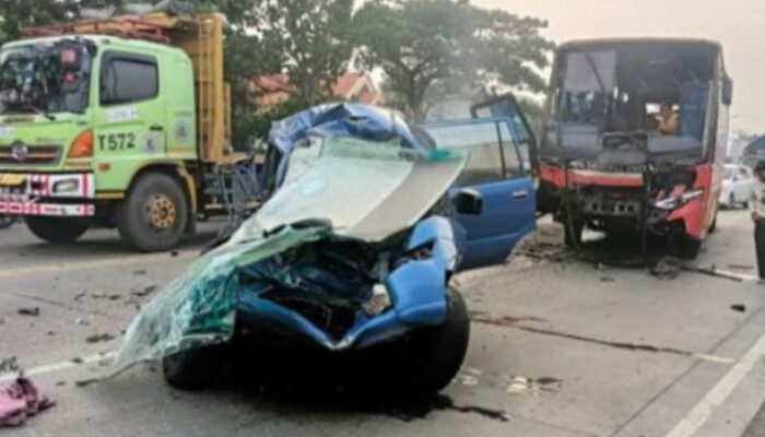 Tragedi di Jalan Raya Duduksampeyan: Bus vs Mobil Panther, Seluruh Penumpang Tewas
