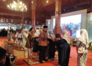 Warga Kediri Nglencer Ning Pendopo, Ini Tujuannya