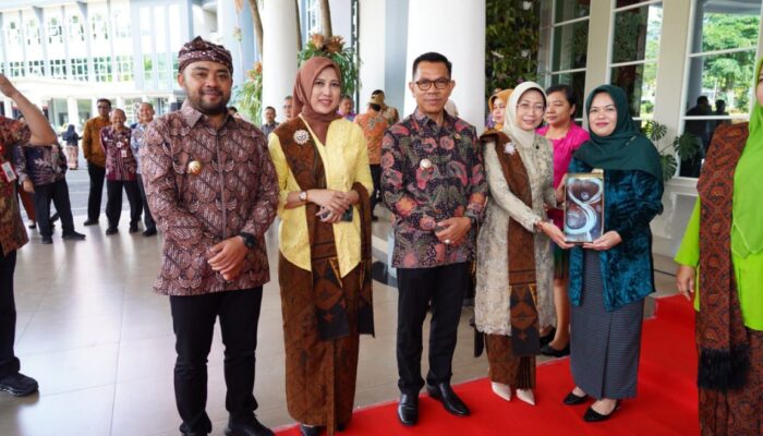 Peringati Hari Kartini, Ketua TP PKK Kota Batu Pimpin Apel Penuh Semangat dan Warna Budaya