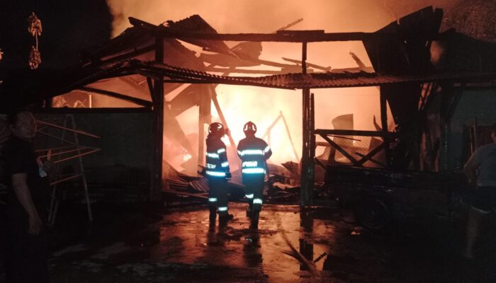 Gudang Mebel di Sukorejo Ludes Terbakar, Damkarmat Bojonegoro Bergerak Cepat