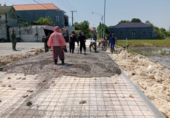 Pengerasan Jalan Dikebut, Pra TMMD ke-124 Kodim Lamongan Bangkitkan Harapan Warga Desa