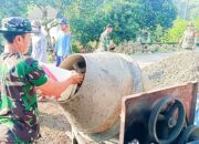 TNI dan Warga Margoagung Gotong Royong Cor Pondasi Musholla Baitul Mukminin