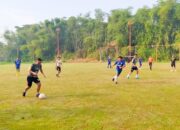 Babinsa Kepohbaru Lakoni Laga Sepak Bola Persahabatan Bareng Perangkat Desa