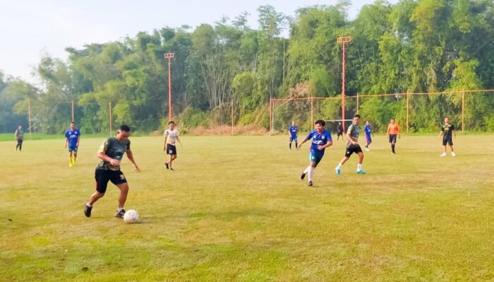 Babinsa Kepohbaru Lakoni Laga Sepak Bola Persahabatan Bareng Perangkat Desa