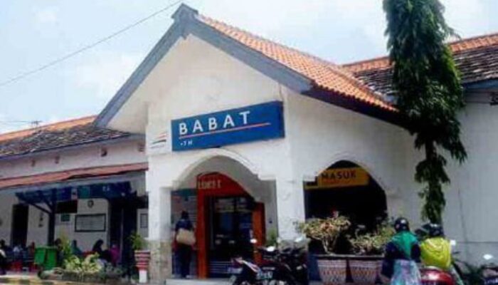 Stasiun Babat Lamongan Diserbu Wisatawan, Libur Waisak 2025 Picu Lonjakan Penumpang
