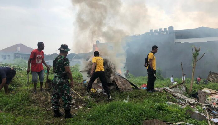 Semangat Gotong Royong Muspika dan Warga Pare Kompak Bersihkan Lingkungan