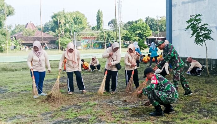 Babinsa Kodim Bojonegoro Kompak Gotong Royong Bersama Warga Dukung BBGRM 2025