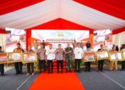 Hadiri Ground Breaking Asrama Polresta Samarinda, Kapolri Bagikan Sumur Bor dan Sembako ke Warga