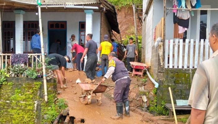 Sinergitas Polisi Bersama TNI dan BPBD Tangani Banjir dan Bersihkan Material Longsor di Kediri
