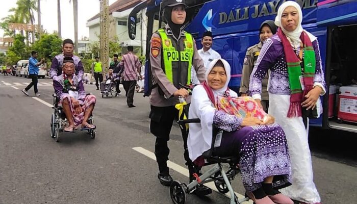 Aksi Mulia Polwan Bojonegoro, Dampingi Calon Haji Lansia dengan Tulus