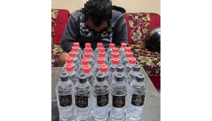 Miras Arak Bali Dijual COD, Polisi Ciduk Penjual di Kediri