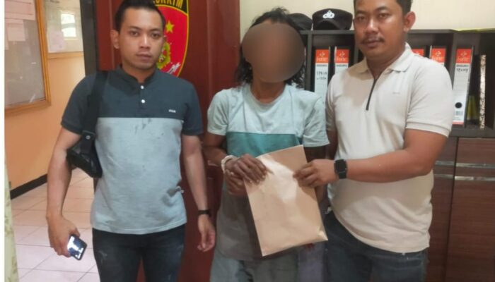 Warga Madiun iPhone Raib Kala Tidur di Masjid di Lamongan