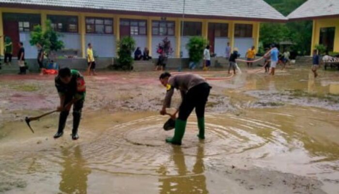 Sekolah Dikepung Lumpur, Polisi dan TNI Tuhan Sigap Bantu Bersihkan