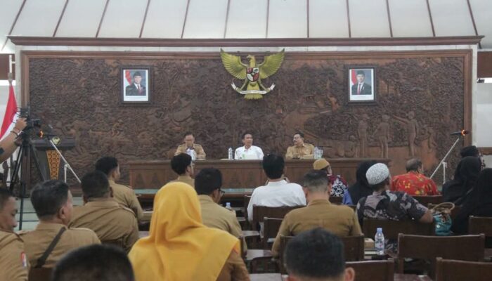 Hujan Deras Tak Halangi Warga Bojonegoro Curhat Langsung ke Bupati