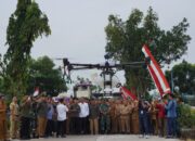 Petani Bojonegoro Pakai Drone untuk Semprot Pupuk, Hemat Waktu dan Tenaga