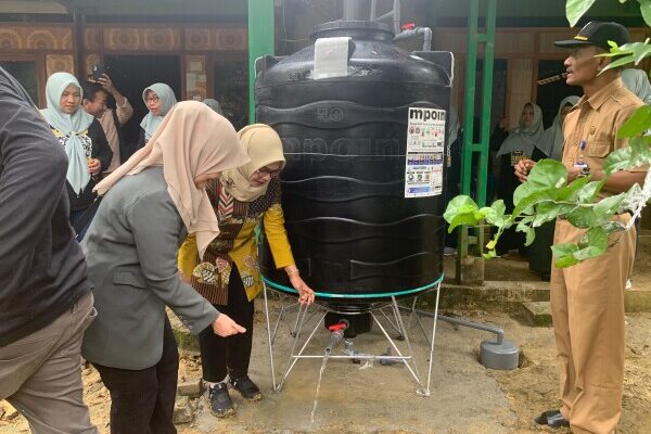 Air Hujan Disulap Jadi Air Bersih, Warga Bareng Bojonegoro Antusias