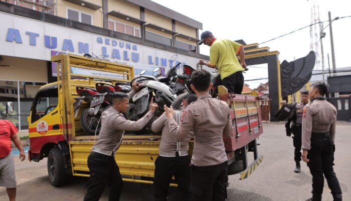 Polres Lamongan Sikat Konvoi Liar, Puluhan Remaja dan Motor Diamankan