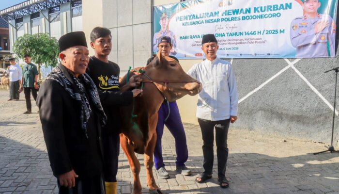 Polres Bojonegoro Bagikan 51 Hewan Kurban, Warga dan Pesantren Dapat Berkah