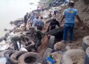 Bengawan Solo Menggila, TNI dan Warga Banjarjo Bojonegoro Hadang Longsor